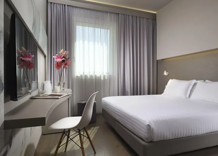 Glance In Hotel 4*
